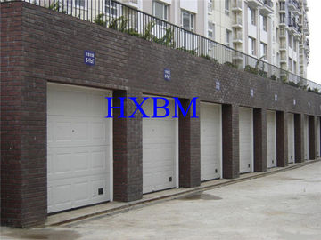 Le porte di alluminio pieganti del garage di esterno bianco di colore suonano l'isolamento e l'isolamento termico