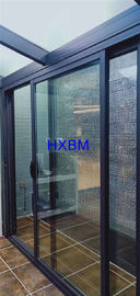 I portelli scorrevoli pieganti interni di colore grigio, raddoppiano le porte di alluminio lustrate durevoli